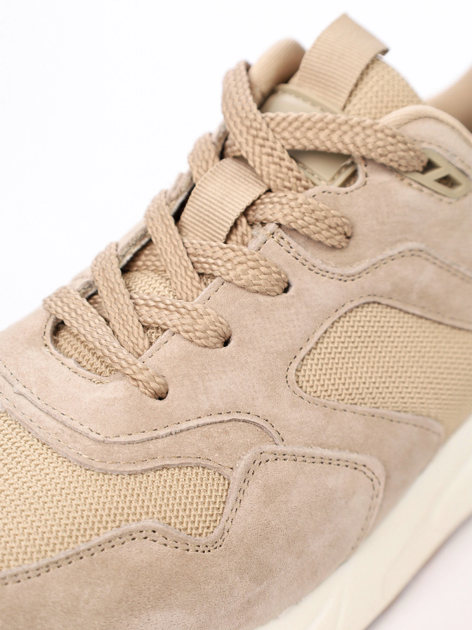 Кроссовки комбинированные бежевого цвета на средней платформе